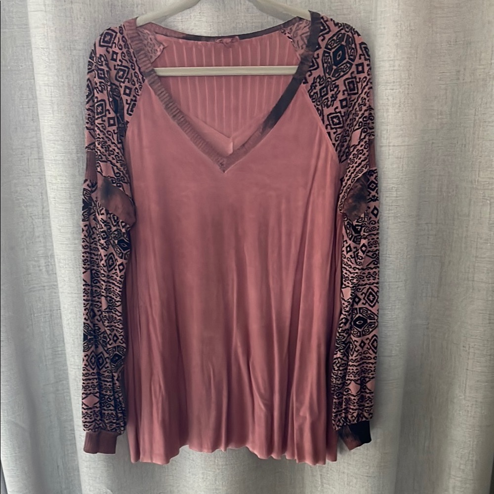 POL Pink Patterned Long Sleeve V Neck Top. Size L
